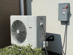 Outdoor heat pump unit installed beside a Vancouver WA home